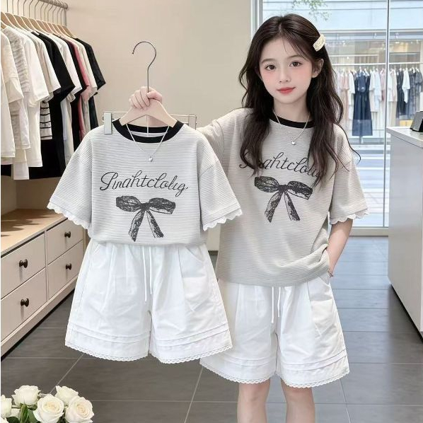 [สินค้าใหม่มาใหม่] สาวกลางเด็กใหญ่ชุดฤดูร้อน 2026 สไตล์ใหม่สบายๆเด็กสไตล์ตะวันตกแขนสั้นกางเกงขาสั้นสองชิ้นฤดูร้อนชุดสองชิ้น