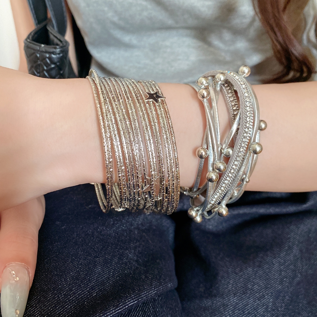 โลหะผสมหลายชั้นชุดกําไลข้อมือในโทนเงินพื้นผิววงกับดาวเสน่ห์และลูกปัดข้ามห่อออกแบบซ้อนสไตล์โบฮีเมียนเหมาะสําหรับสวมใส่ทุกวันแ