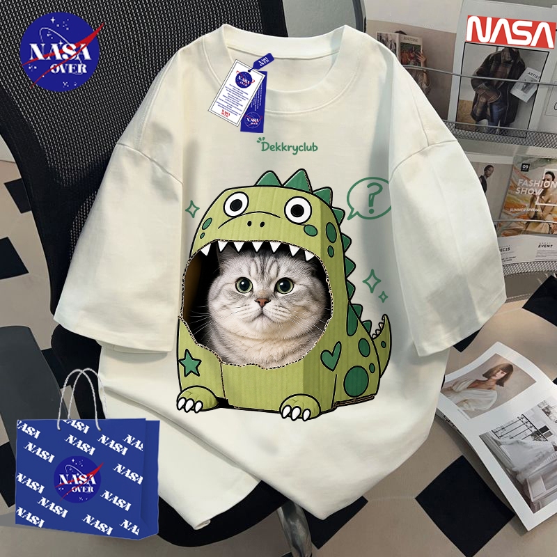 【จัดส่งจากกรุงเทพฯ】 NASA ฤดูร้อน ทรงหลวม แขนสั้น แนวการ์ตูนขี้เล่น ลายแมวใส่หัวไดโนเสาร์ ยูนิเซ็กส์ เทรนด์ คอกลม เสื้อ YG2861