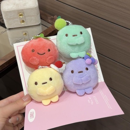 น่ารัก มุมสิ่งมีชีวิตผลไม้ตุ๊กตาของเล่นตุ๊กตาน่ารักรอบเกี๊ยวนุ่มยัดตุ๊กตาจี้กระเป๋าเสน่ห์พวงกุญแจสําหรับเด็กสาวของขวัญ