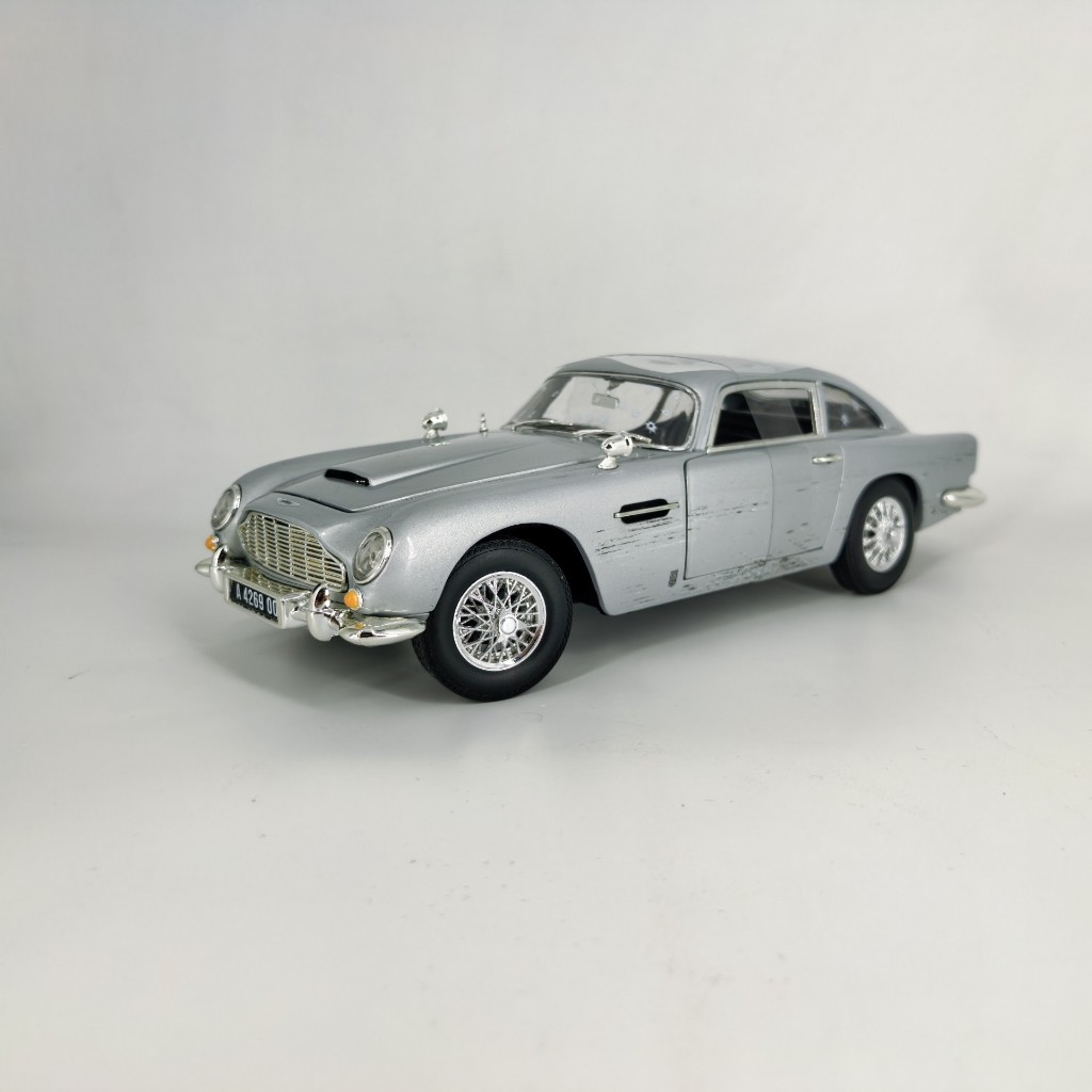 AutoWorld 1: 18 Aston Martin DB5 Aston Martin DB5 007 ภาพยนตร์ไร้ที่ติรุ่น Battle Damaged Version โม