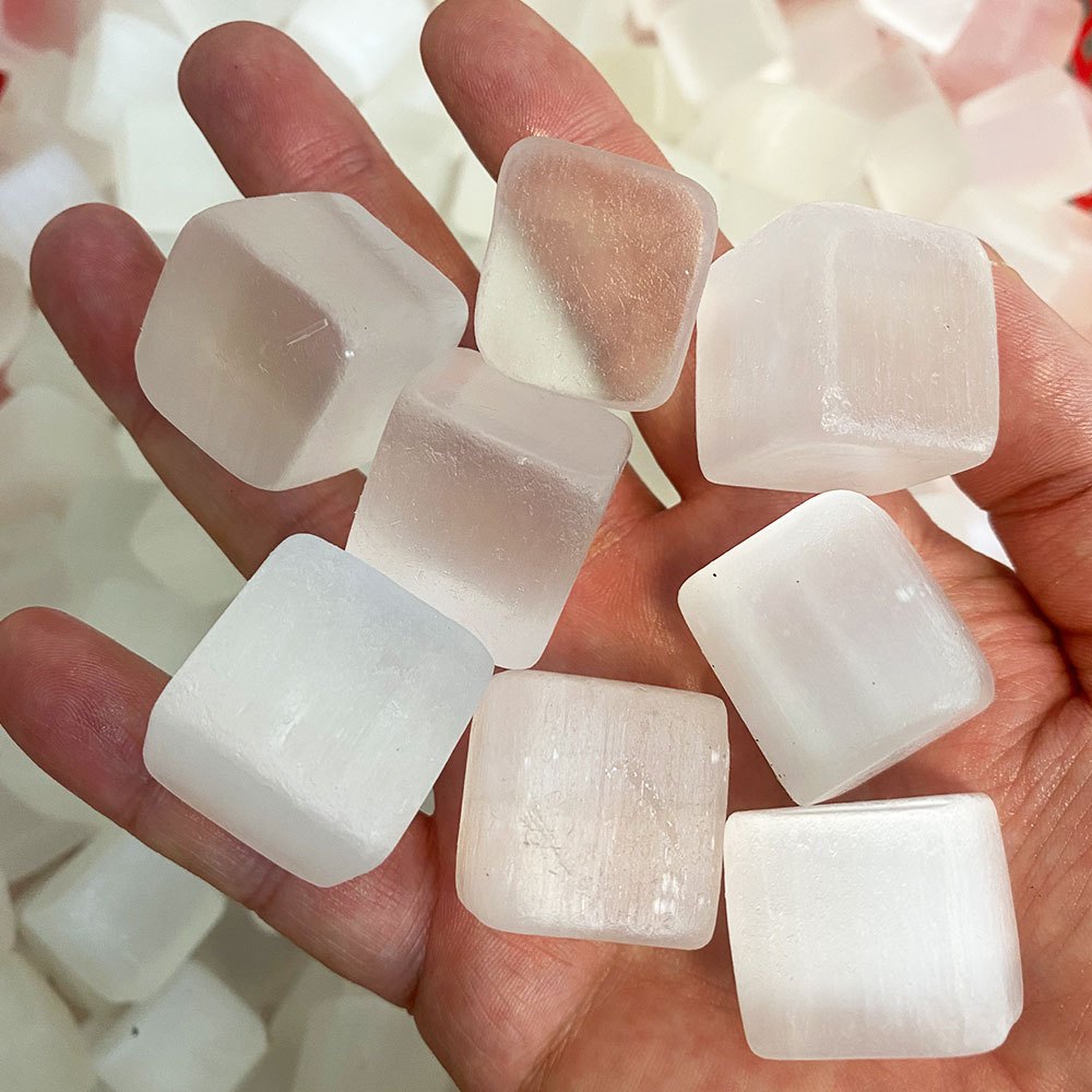 1 ชิ้นธรรมชาติโมร็อกโก Selensite สแควร์รูป Tumble หิน Energy Healing คริสตัล 20-30 มิลลิเมตรตกแต่งบ้าน