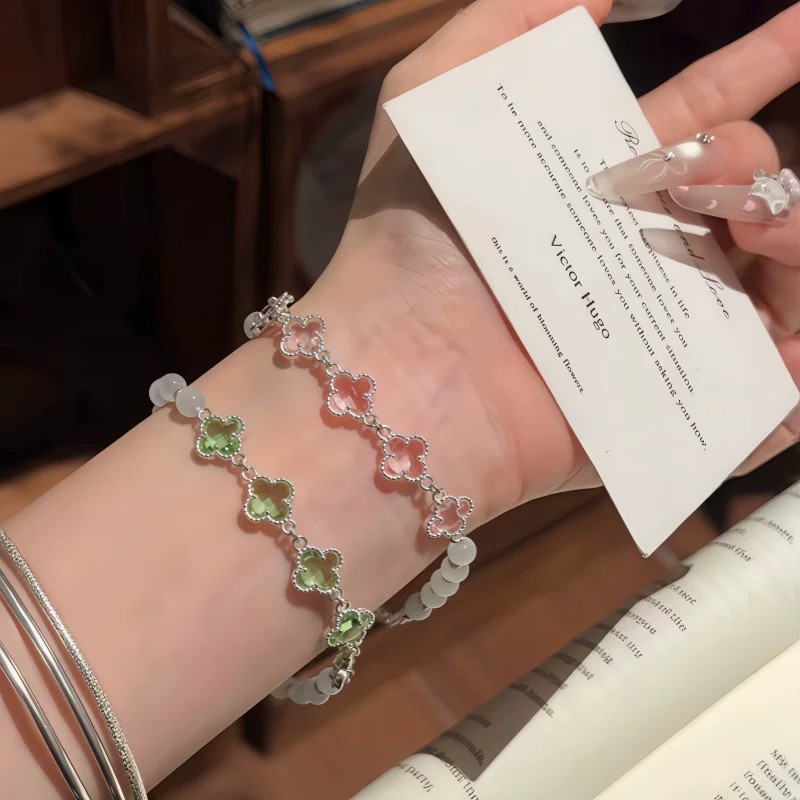 แฟชั่น สร้อยข้อมือลูกปัดโคลเวอร์สี่ใบเกาหลีสําหรับผู้หญิงสีเงินของขวัญที่สวยงามสําหรับเพื่อนที่ดี