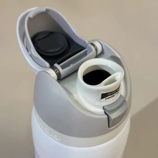 Owala FreeSip ขวดน้ํา 24 ออนซ์พร้อมหลอด - สแตนเลสหุ้มฉนวน ผลัก-ก้นมือเดียว ป้องกันการรั่วซึมสําหรับยิม