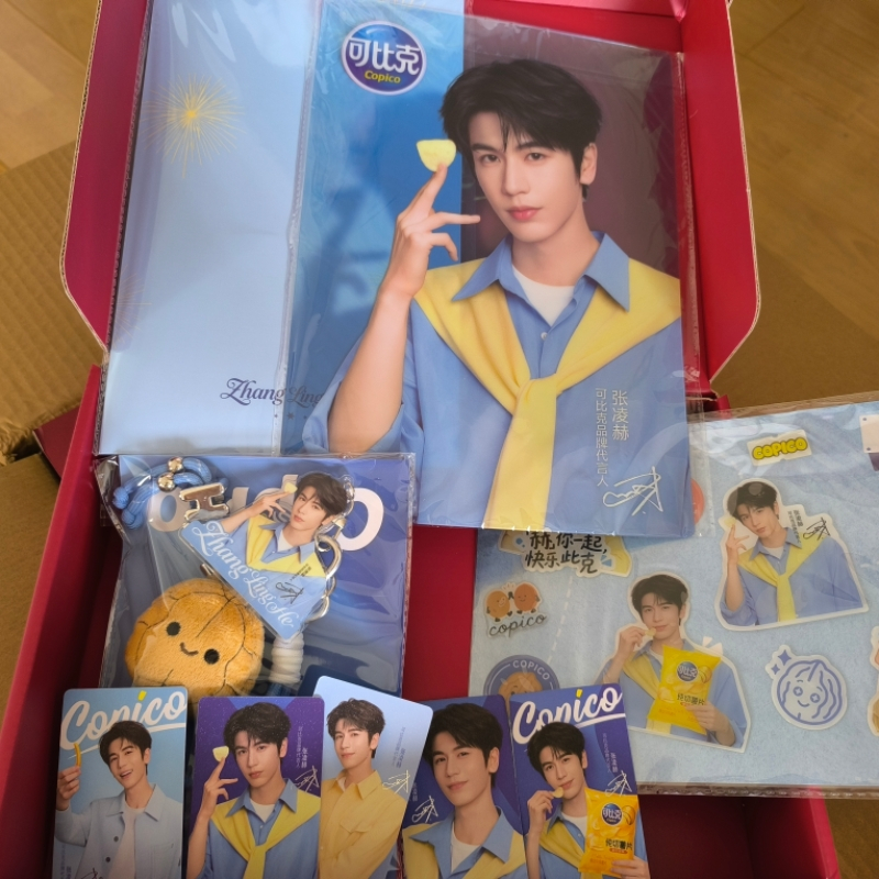 Zhang Linghe Copico กล่องของขวัญ  (โฟโต้การ์ด, สติ๊กเกอร์, ขาตั้ง, พวงกุญแจ, โปสเตอร์ PET)