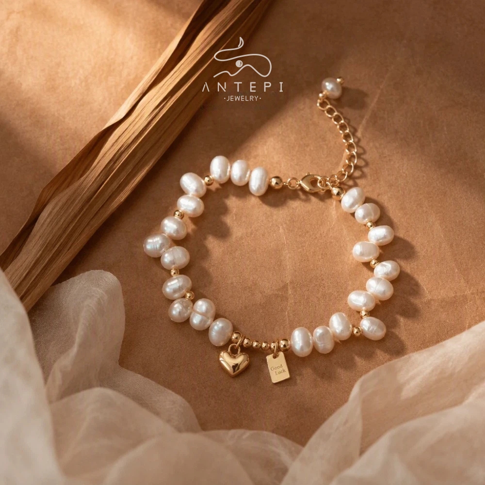 ATP 18k จี้หัวใจโชคดีสร้อยข้อมือกันน้ำพร้อมไข่มุกเทียม·สร้อยข้อมือหรูหราป้องกันอาการแพ้สำหรับผู้หญิง