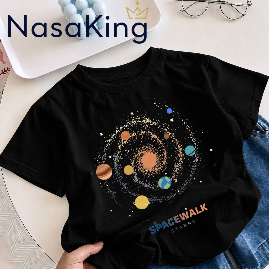 【ส่งจากกรุงเทพฯ】เสื้อเด็กธีมอวกาศ ลายดาวเคราะห์รอบดวงอาทิตย์ เสื้อยืดแขนสั้นสำหรับเด็ก