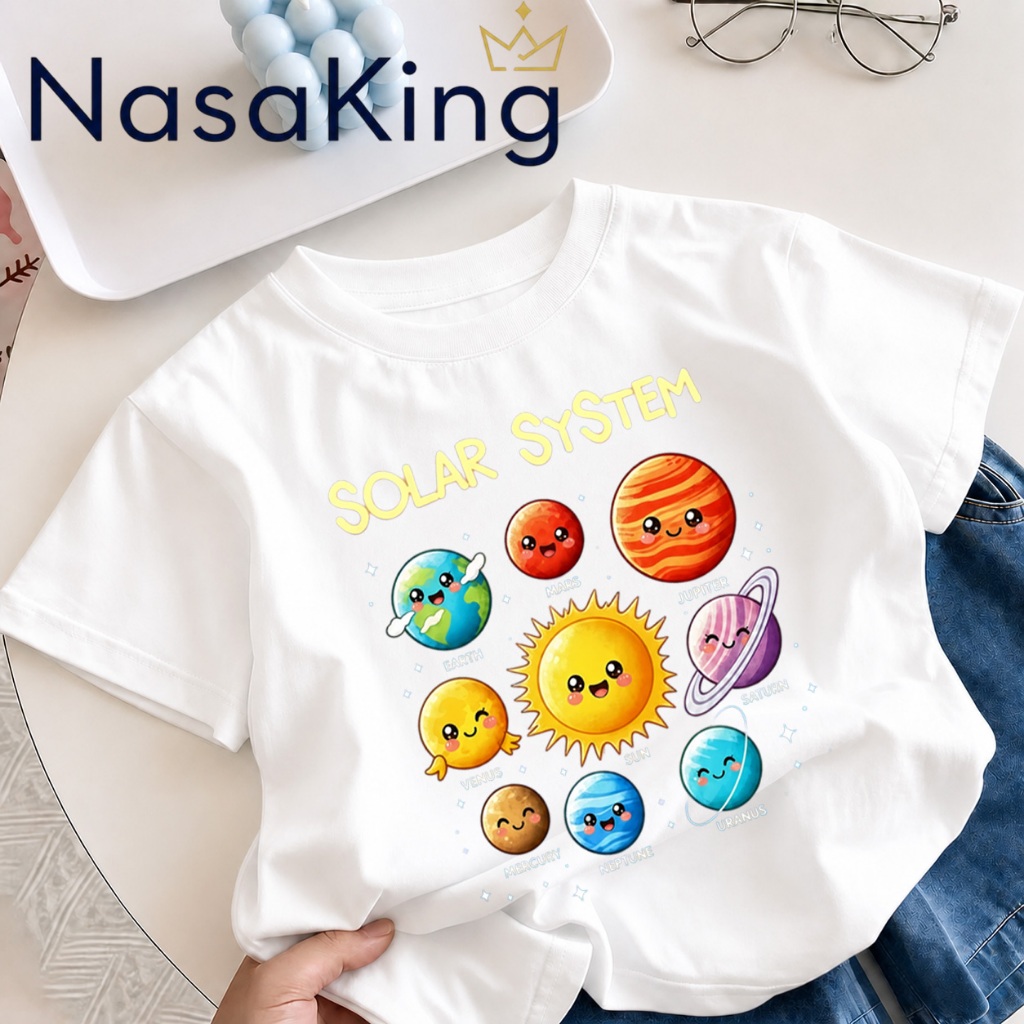 เสื้อยืดเด็กแขนสั้น ลายจักรวาล ดวงจันทร์ โลก ดาวเสาร์ สไตล์นักสำรวจอวกาศ ผ้านุ่มใส่สบาย