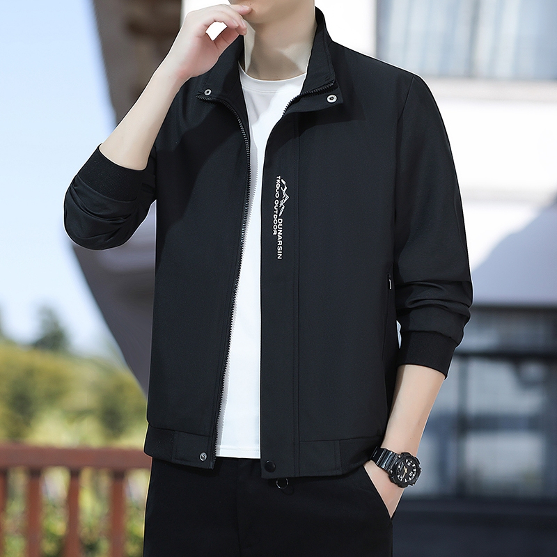 เสื้อแจ็คเก็ตคอตั้งผู้ชายใหม่น้ําหนักเบากันลมสีทึบเสื้อแจ็คเก็ตลําลองแบบเรียบง่ายสําหรับทํางานและการเดินทาง