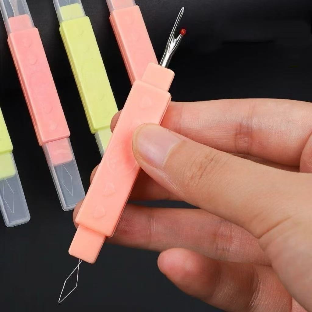 2-in- 1 Seam Ripper & Needle Threader ซิลิโคน Grip Stitch Remover เครื่องมือที่แกะกล่องด่วนสําหรับปักครอสติสเย็บปักถักร้