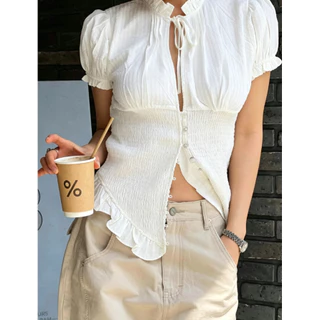 Ruffle Tie Blouse เสื้อเบลาส์ผู้หญิงคอผูกโบว์ขอบฟริลล์ แขนพองเอวย่นรัดทรงสัดส่วนดี ผ้าลายร่องบางเบา มี2สี ครีมอ่อน/น้ำตาล S-L
