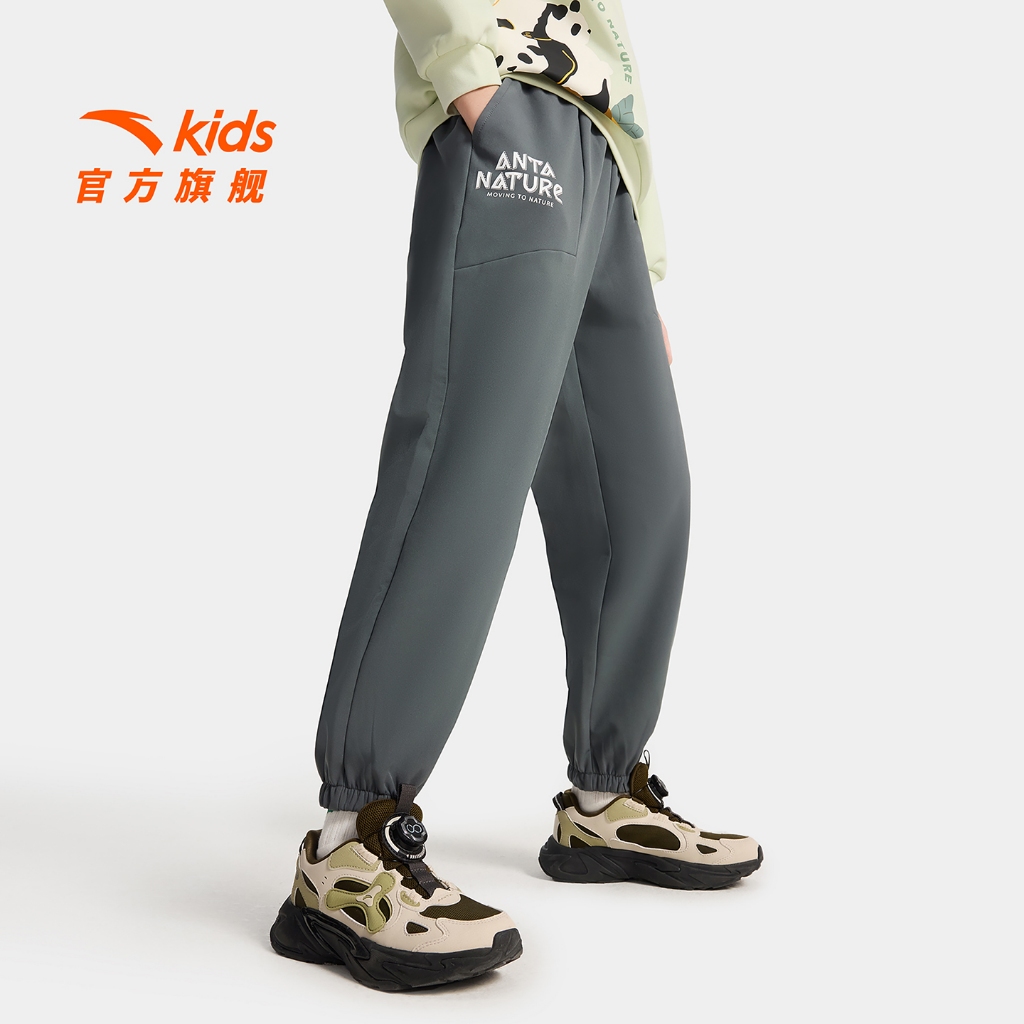 ANTA KIDS กางเกงแทร็คทอสําหรับเล่นกีฬาสําหรับเด็กผู้ชายทอออกกําลังกายขาตรงขาวิ่งเทรนนิ่ง A52546509