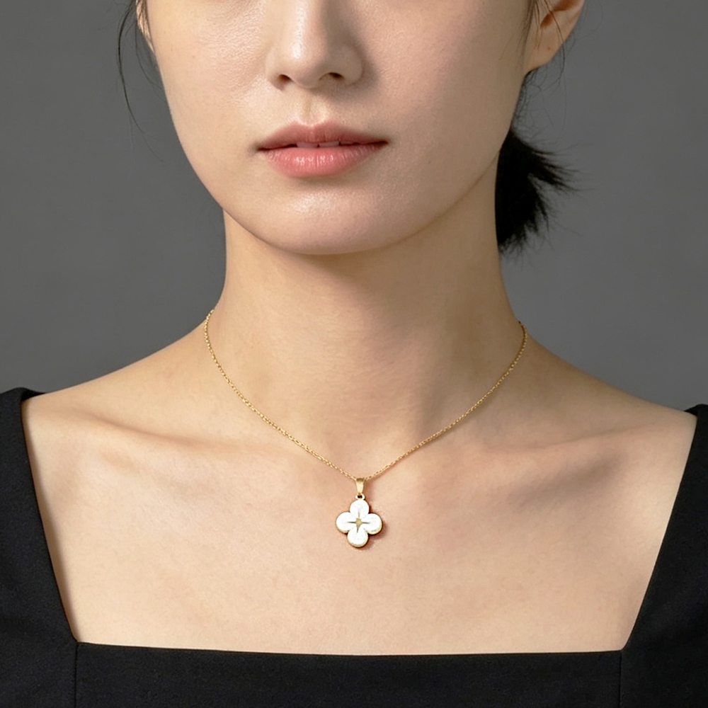 Luna Petite หรูหราเคลือบ Four-Leaf Clover สร้อยคอสแตนเลสไทเทเนียมเหล็กสร้อยคอไม่ชุบความรู้สึกระดับไฮเอนด์อารมณ์