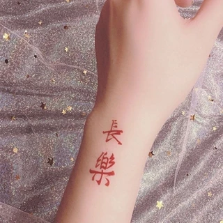 ลายข ้ อความสีแดงรอยสักสาวน ่ ารักแขนสติ ๊ กเกอร ์ รอยสักกันน ้ ํายาวนาน 7 วันรอยสักปลอมชั ่ วคราว