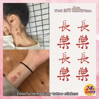 ลายข ้ อความสีแดงรอยสักสาวน ่ ารักแขนสติ ๊ กเกอร ์ รอยสักกันน ้ ํายาวนาน 7 วันรอยสักปลอมชั ่ วคราว