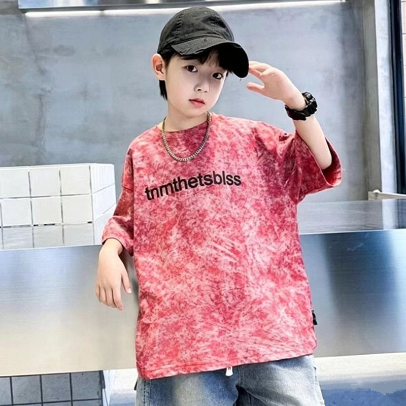 ขนาดกลางขนาดใหญ่ชายแขนสั้น 2026 ฤดูร้อนสไตล์ใหม่ผ้าฝ้ายเสื้อยืดแฟชั่นเด็กหล่อสวมใส่ด้านนอกครึ่งแขนด้านบน