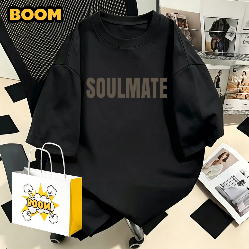 【จัดส่งจากกรุงเทพฯ】BOOM แขนสั้น ยูนิเซ็กส์ ฤดูร้อน เสื้อยืดคอกลม ผ้าฝ้าย 100% สไตล์มินิมอล หลวมและระบายอากาศ