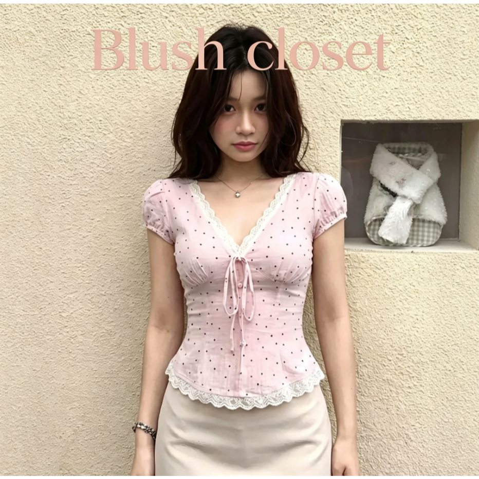 เสื้อยืดแขนสั้นคอวีลายจุดสไตล์หวานผู้หญิงผูกเชือกผูกเชือกเอวแคบ