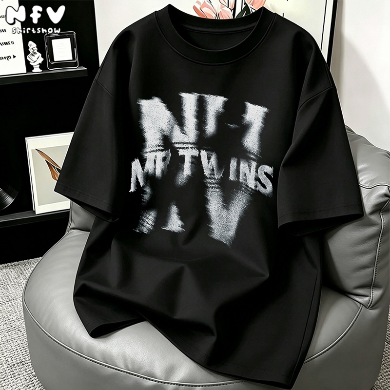 【จัดส่งตลอด 24 ชั่วโมง】NFV มาใหม่✨ลวดลายแฟชั่น เสื้อยืดผู้หญิงสไตล์เกาหลี ทรงหลวม แฟชั่น ระบายอากาศ 