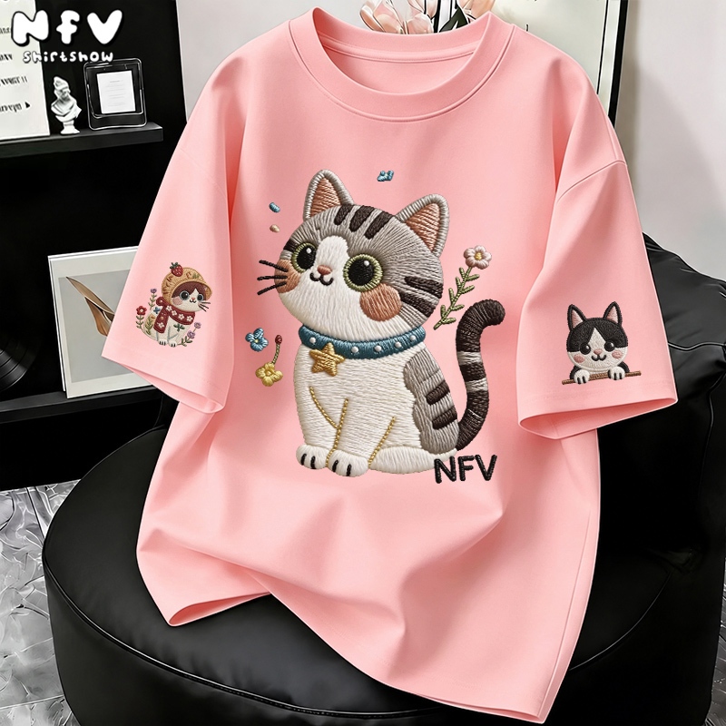 【จัดส่งตลอด 24 ชั่วโมง】NFV แฟชั่นเกาหลี เสื้อยืดแขนสั้นคอกลม ลายพิมพ์แมวน่ารัก Oversized ทรงหลวม ผ้าฝ้าย YG4721