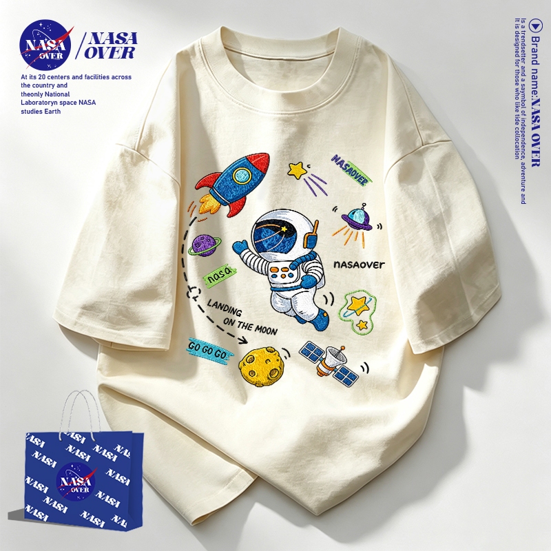 【จัดส่งจากกรุงเทพฯ】🔥NASA ฤดูร้อน ยูนิเซ็กส์ แขนสั้น ลายดาวเคราะห์และนักบินอวกาศ🚀 ทรงหลวม ลำลอง คอกลม เสื้อคอตตอน YG4473