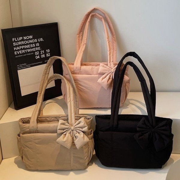 Tote Bag สําหรับผู้หญิง กระเป๋าโท้ทพองน้ําหนักเบาพร้อมช่องใส่ของ กระเป๋าถือกระเป๋าสะพายผ้านวมสําหรับเดินทาง ทํางาน