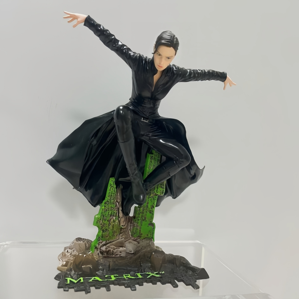 ฟิกเกอร์ The Matrix Trinity แบรนด์ McFarlane รุ่นเก่าเลิกผลิตแล้ว สินค้าหายาก สินค้าแยกชิ้นไม่มีกล่องเดิม ดีเทลชุดเสื้อหนังสีดำและฐานฉากละเอียดสูง วัสดุพีวีซีคุณภาพ ของสะสมแฟนหนังเดอะเมทริกซ์ ตกแต่งชั้นโชว์ ของขวัญนักสะสม