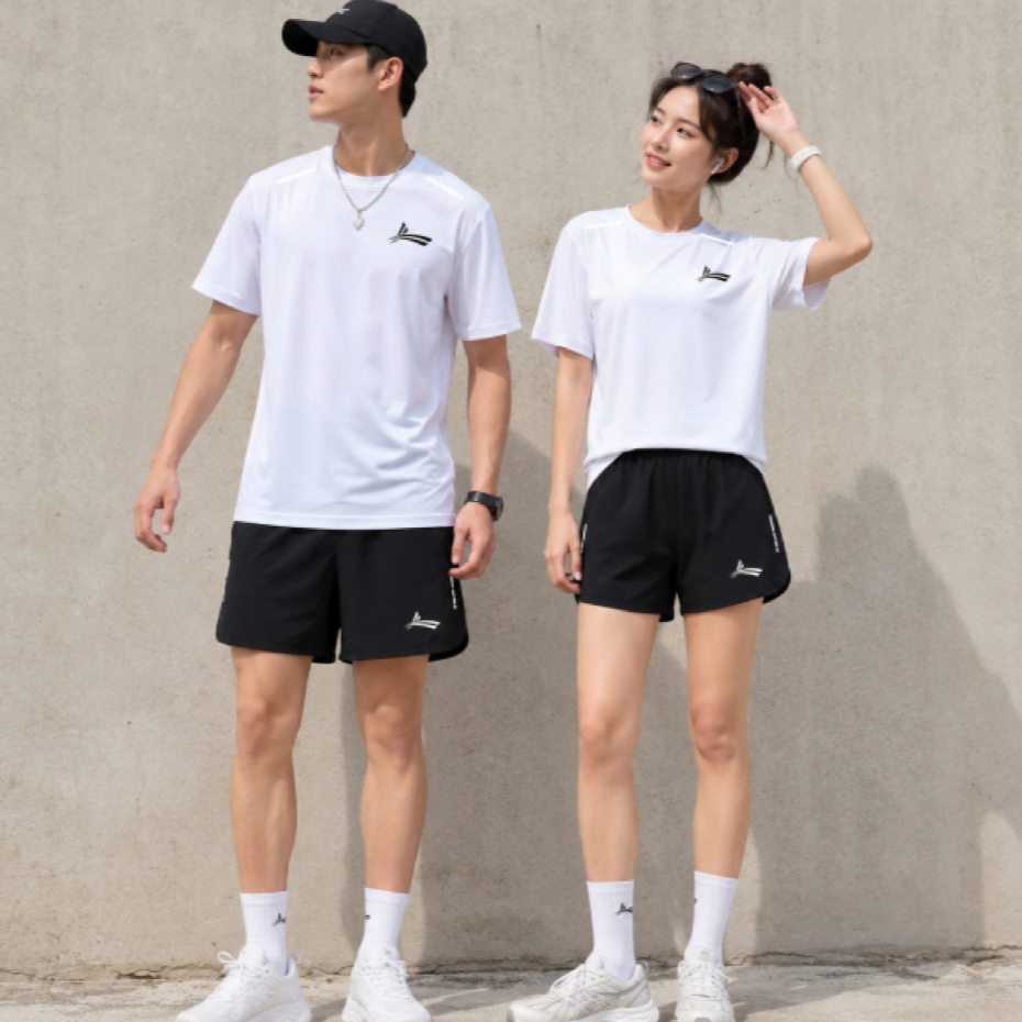 ชุดกีฬา เสื้อยืดแขนสั้น+กางเกงขาสั้น สไตล์ ไม่จํากัดเพศ ผ้าแห้งเร็วหลวมสบายเหมาะสําหรับกีฬาฟิตเนสและสันทนาการทุกวันขนาดใหญ่สามารถส