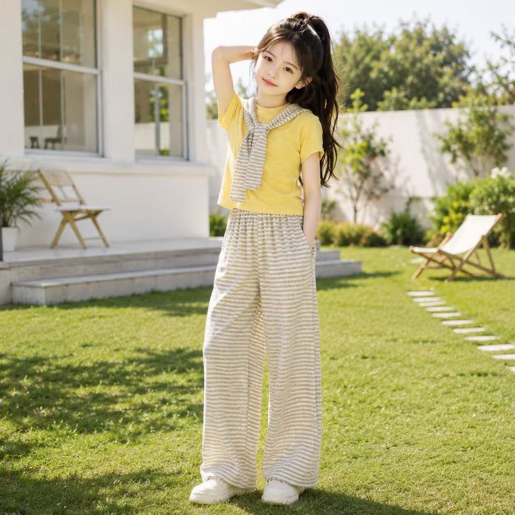 [ส่วนลด 50% สินค้าใหม่] ชุดสูทเด็กผู้หญิง Dopamine Summer 2026 รูปแบบใหม่ขนาดกลาง Big Kids Fashion Striped Shawl Short Sleeve Wide-Leg Pants Two @