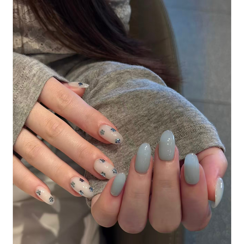 Icy blue ดอกเล็ก เล็บมือสีขาวครีม
