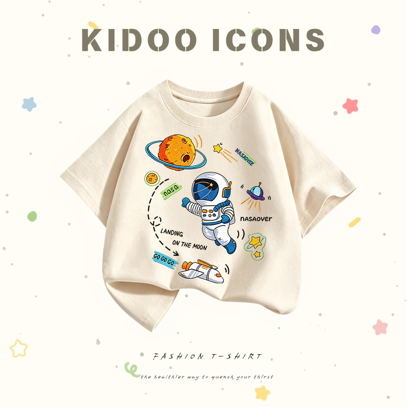 Kidoo Icons เสื้อยืดเด็กผู้ชายคอกลมฤดูร้อน สไตล์ลำลอง ทรงหลวม ลายนักบินอวกาศ เนื้อผ้านุ่ม ยืดหยุ่น ผ้าฝ้ายแท้ 100% #A01+5593