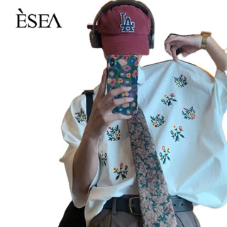 ESEA เสื้อเชิ้ตผู้ชายแนววินเทจทรงหลวมสไตล์ฮ่องกง เสื้อเชิ้ตผู้ชายญี่ปุ่นย้อนยุคแขนสั้นปักดอกไม้เล็กๆ