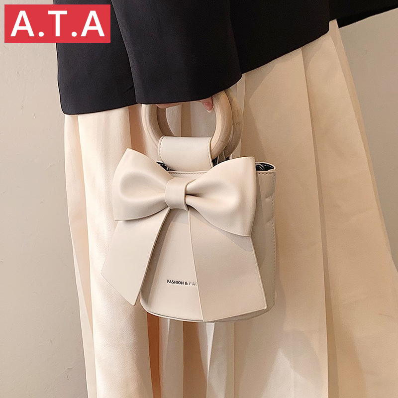 A.t.a Niche กระเป๋าสะพายไหล่ ทรงบักเก็ต ประดับโบว์ เข้ากับทุกการแต่งกาย แฟชั่นแฟรี่ สําหรับสตรี