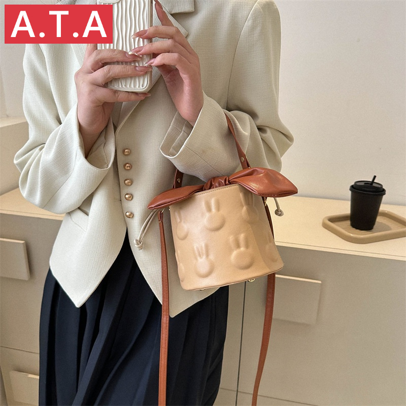 A.t.a กระเป๋าสะพายไหล่ ทรงบักเก็ต แบบพกพา แฟชั่นเรียบง่าย สไตล์เรโทร สําหรับผู้หญิง