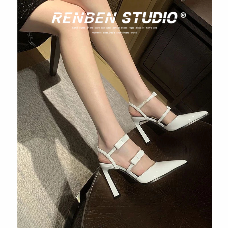 Renben รองเท้าส้นสูงสีดําผู้หญิงหนังนุ่มชี้นิ้วเท้าเป่าโถวกริชกุทัณฑ์นางฟ้าลมสายรัดรองเท้าแตะสีขาว