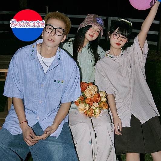 SUIKONE ซุยโคเนะ เสื้อเชิ้ตแขนสั้นลายทางฤดูร้อนสไตล์เป็นกลางหลวมและอเนกประสงค์เสื้อเชิ้ตปักลายลําลอง