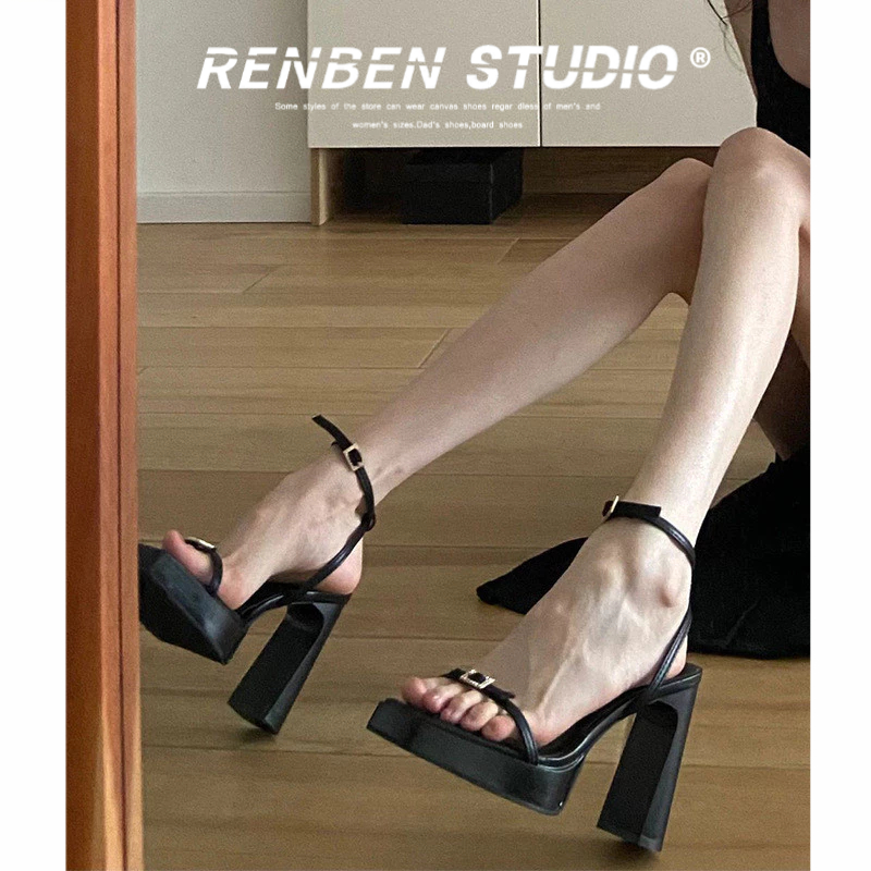 Renben รองเท้าส้นสูงแฟชั่นใหม่ ins แพลตฟอร์มกันน้ําพื้นหนากุหลาบสไตล์เดียวกันรองเท้าแตะ rhinestone ส้นหนาคําเดียว