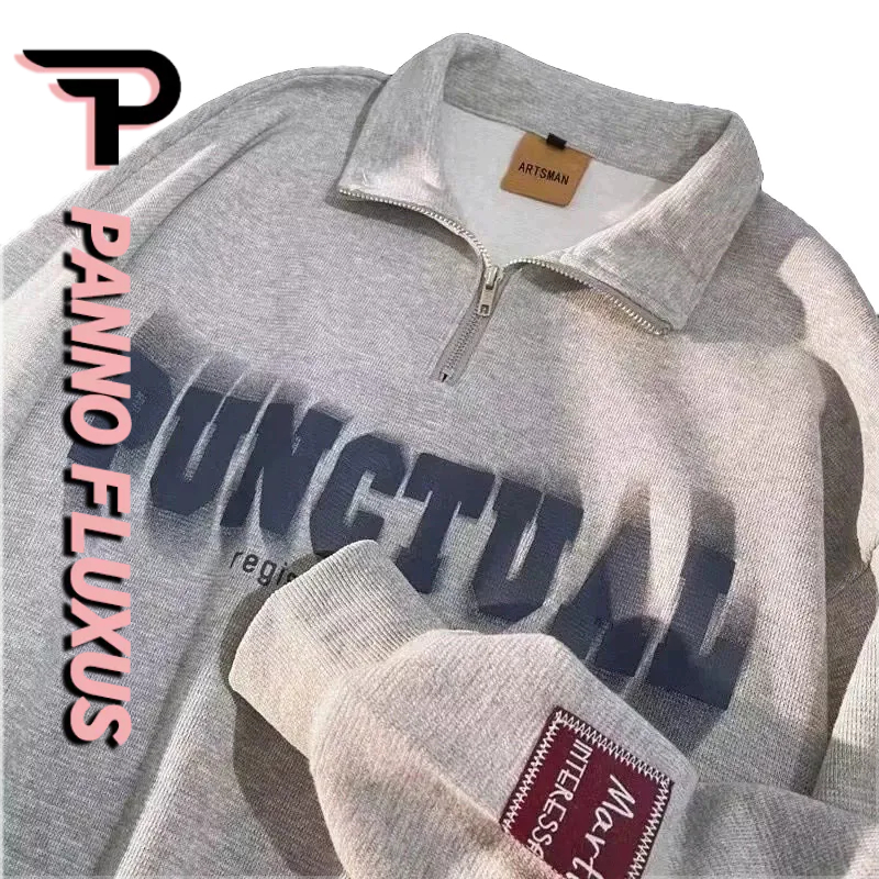 PannoFluxus เสื้อแจ็กเก็ตกันหนาวแขนยาว คอปกโปโล ทรงหลวม แต่งซิปครึ่ง สไตล์อเมริกันเรโทร สําหรับผู้ชาย และผู้หญิง