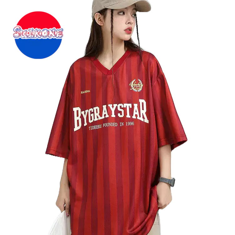 SUIKONE Suikeone เสื้อเจอร์ซีย์แขนสั้นคอวีลายทางย้อนยุคอเมริกันฤดูร้อนฟุตบอลโลกเสื้อยืด