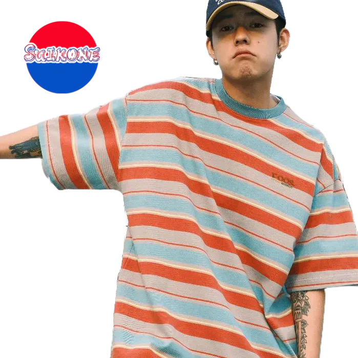 SUIKONE ซุยโคเนะ เสื้อยืดแขนสั้นลายทางสีย้อนยุคอเมริกันฤดูร้อนหลวมสบายๆเสื้อยืดสไตล์เป็นกลาง