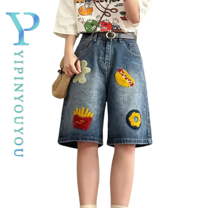 YIPINYOUYOU กางเกงขาสั้นผ้ายีนส์ผู้ชาย American creative French fries ผ้าเช็ดตัวสุนัขร้อนปักกางเกงขาสั้น high street