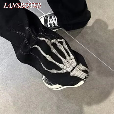 Lansboter กางเกงยีนส์ผู้ชายสไตล์ High Street สีดํา Skull Claw ปักกางเกงขากว้าง