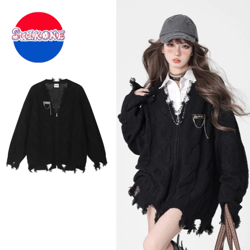 SUIKONE ซุยโคเนะ อเมริกันสีทึบคอวีทําลายขอบดิบถักเสื้อกันหนาวฤดูใบไม้ร่วงผู้ชายและผู้หญิงบิดหลวมเสื้อกันหนาว