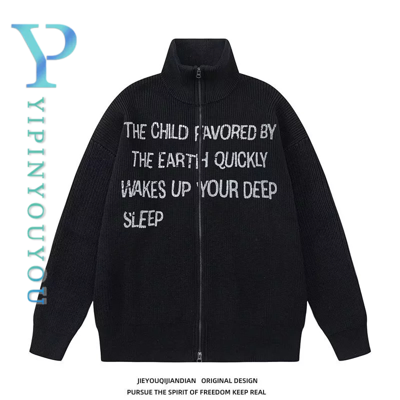 YIPINYOUYOU เสื้อกันหนาวถักผู้ชายอเมริกันย้อนยุคหลวมสบายๆพิมพ์ตัวอักษรยืนปกเสื้อสเวตเตอร์ถัก