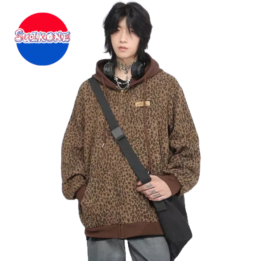 SUIKONE Suikeone เสื้อสเวตเตอร์มีฮู้ดพิมพ์ลายเสือดาวซิปย้อนยุคอเมริกันฤดูใบไม้ร่วงผู้ชายและผู้หญิงเสื้อสเวตเตอร์สีน้ําตาล maillard