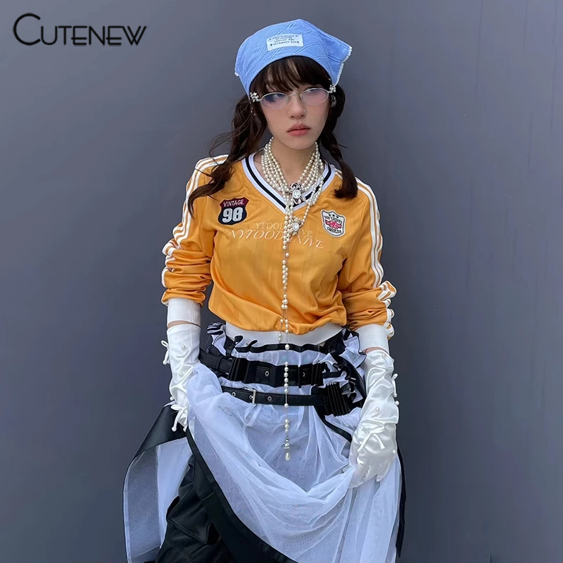 Cutenew เสื้อยืดลําลองคอวีแขนยาวผอมสปอร์ตลายบุคลิกภาพดูทินเนอร์อเนกประสงค์สตรีทบรรยากาศสไตล์ 2024 ร้อน ใหม่