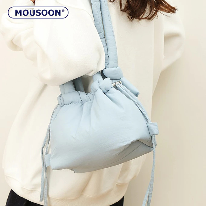 MOUSOON ฤดูใบไม้ร่วงและฤดูหนาวใหม่ผ้าฝ้าย-เต็มไปด้วยไนลอนไหล่ ค โรสบอดี กระเป๋าผู้หญิงนุ่มและน้ําหนักเบาจีบกระเป๋าเป้สะพายหลัง มีสายรัด ขนาดเล