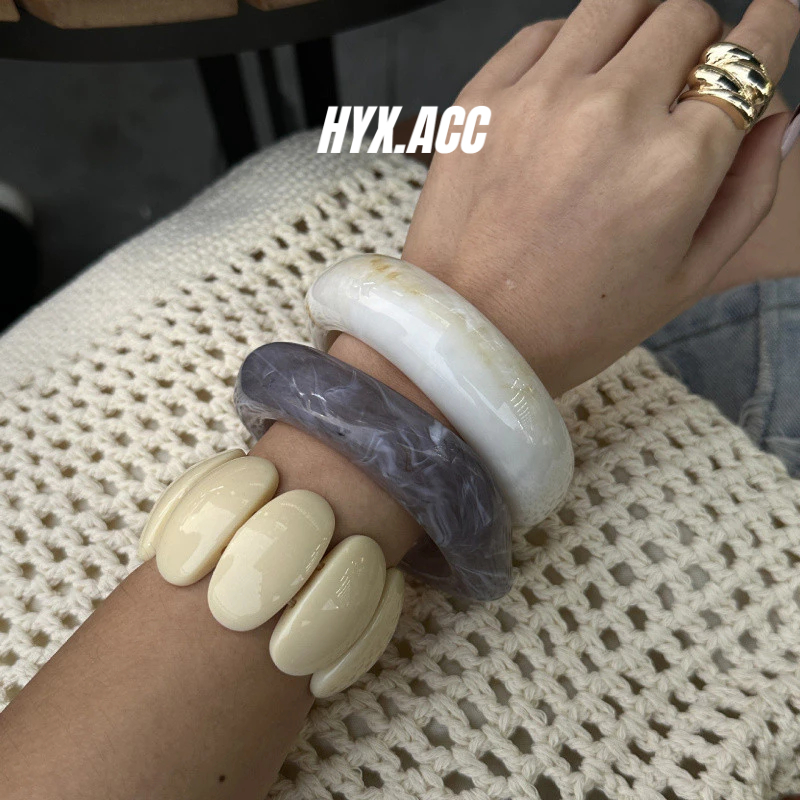 สร้อยข้อมือสุภาพสตรียุโรปและอเมริกาส่วนบุคคลโอ้อวดพังก์สีเทาอะคริลิแฟชั่น