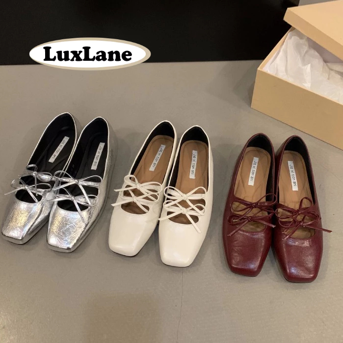 (พร้อมกล่อง) Luxlane รองเท้าแฟชั่นสำหรับผู้หญิง รองเท้าบัลเลต์หัวเหลี่ยมแบบแบน Elegant Retro Square Toe Mary Jane พร้อมโบว์เงินบัลเล่ต์แฟลต ขนาด 35-41