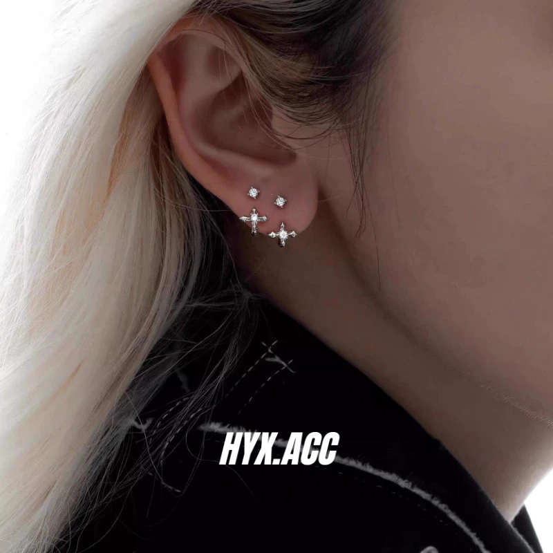 ต่างหูสไตล์หวานๆ สำหรับผู้หญิง แบบเรียบง่าย มีเซอร์โคเนียฝังใน และออกแบบให้ตกแต่งอยู่ด้านล่าง เป็นต่างหูสตั๊ดขนาดเล็ก